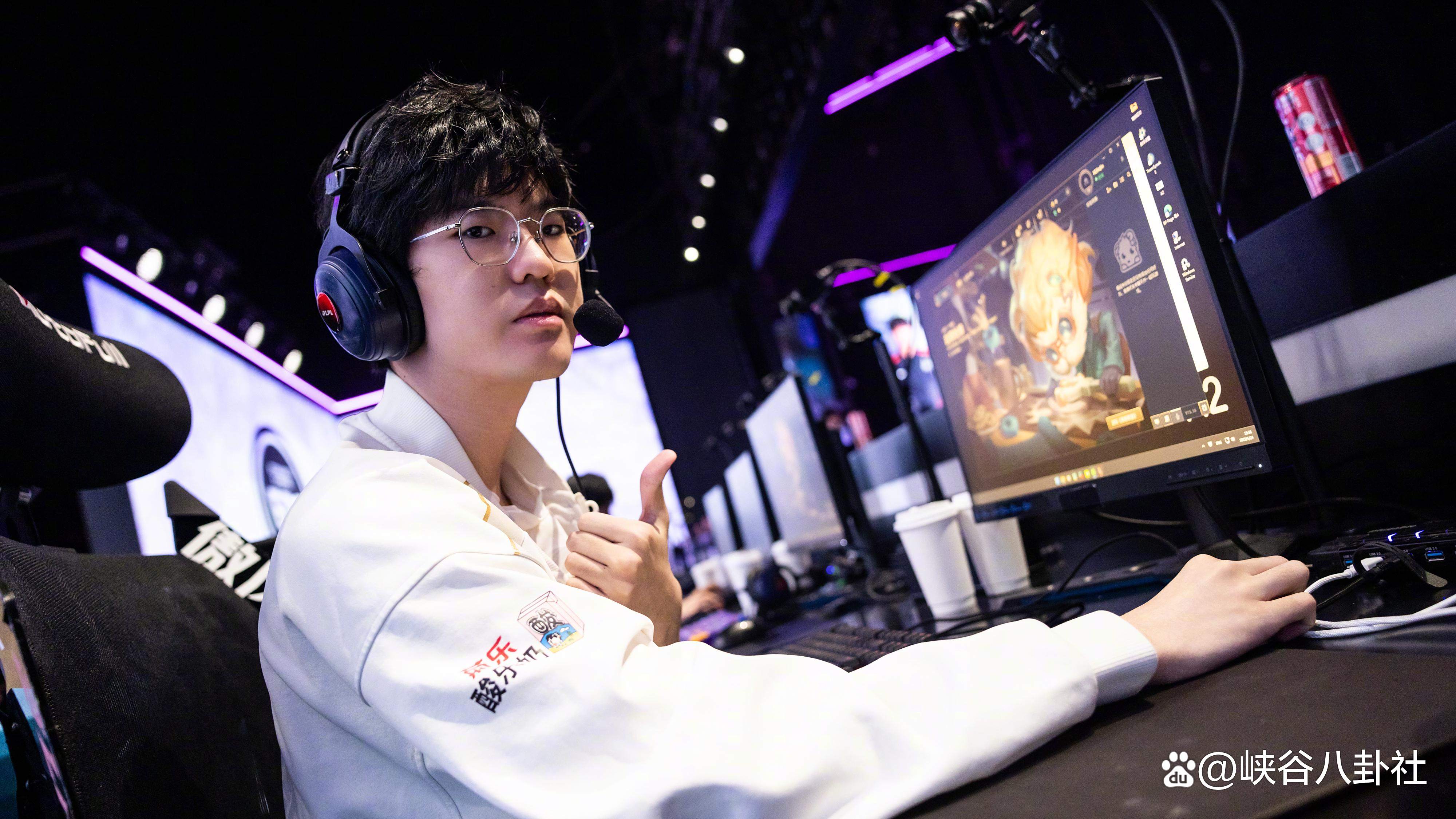 晋级下一阶段引爆全场！，Rookie意外战胜TES赛场气氛高涨(rookie哪个赛季加入ig)